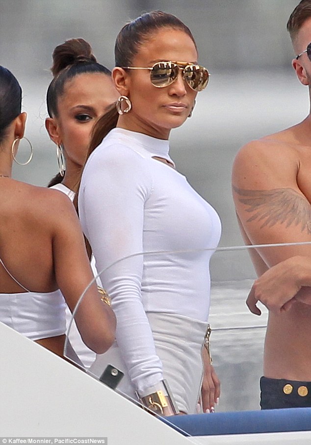 article-2558350-1B6F4C2B00000578-220_634x907