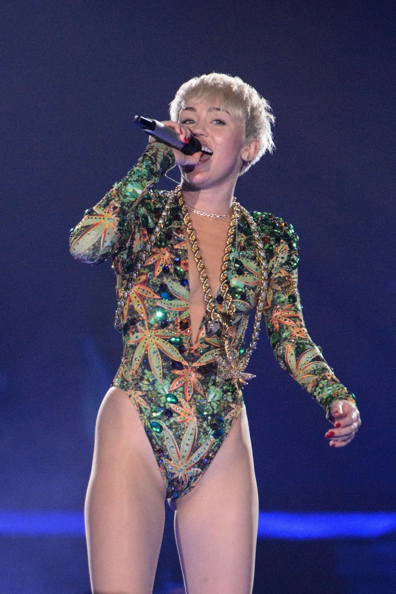 Miley-Cyrus-Bangerz-Tour-2014-in-Rosemont-13