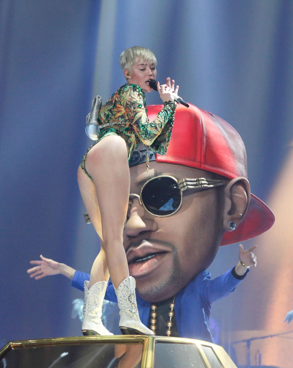 Miley-Cyrus-Bangerz-Tour-2014-in-Rosemont-2
