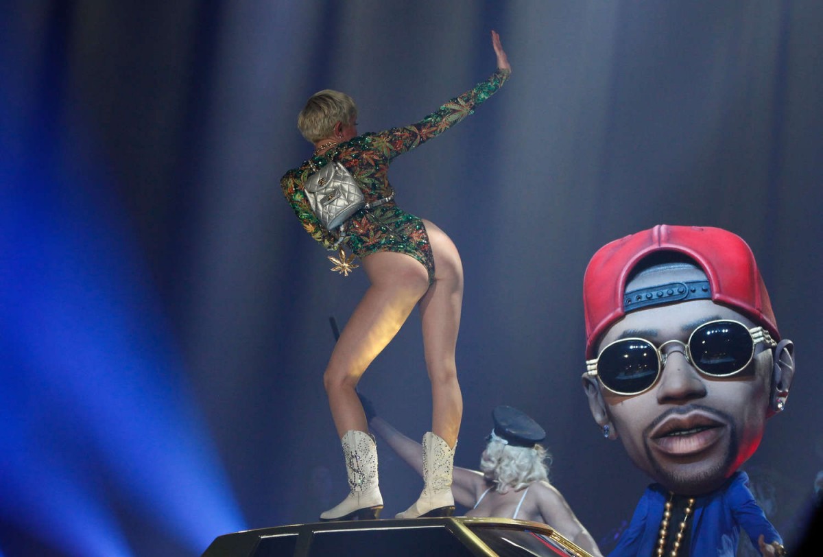 Miley-Cyrus-Bangerz-Tour-2014-in-Rosemont-4