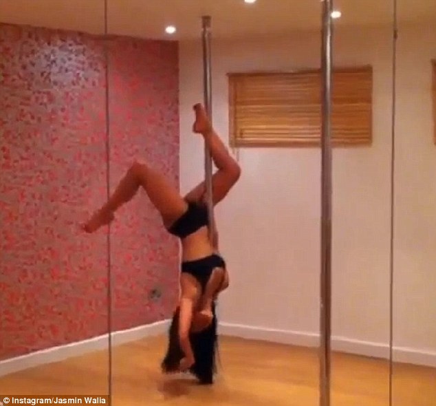 article-2577465-1C2673BD00000578-700_634x590