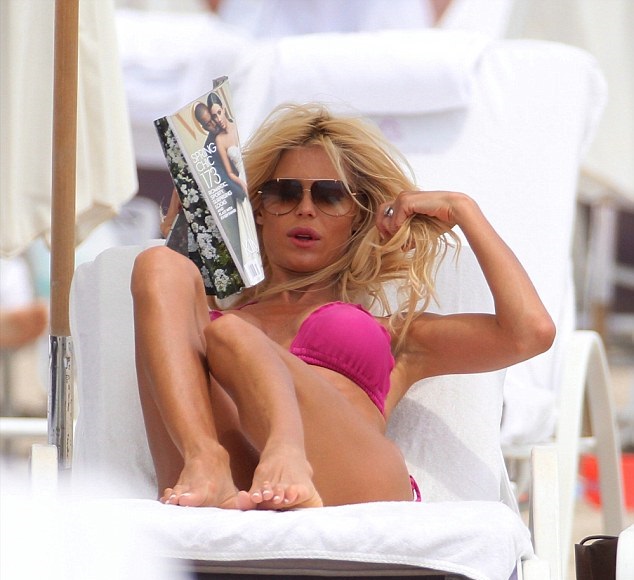 article-2608127-1D2F5EE200000578-731_634x824