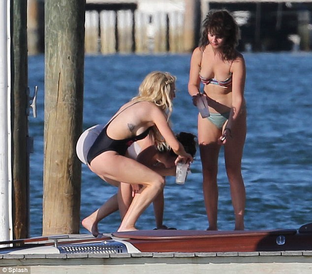 article-2620820-1D99637500000578-596_634x557