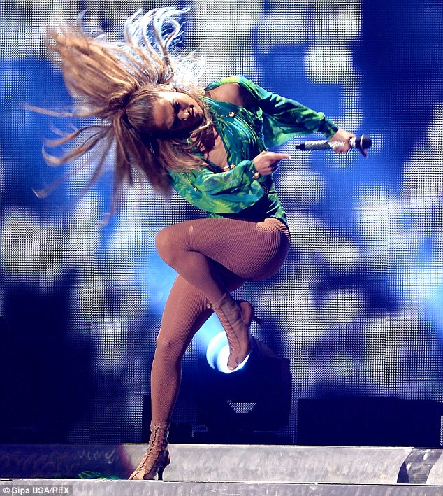 article-2649134-1E7AC1C600000578-939_634x709