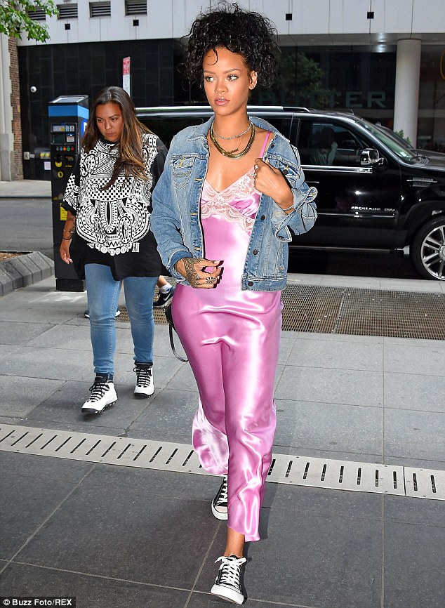 article-2685353-1F7E852B00000578-308_634x866