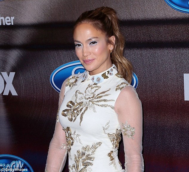 268E3FAB00000578-2990985-Hot_and_cold_Jennifer_cooled_things_down_by_applying_ice_blue_sh-m-100_1426137118904