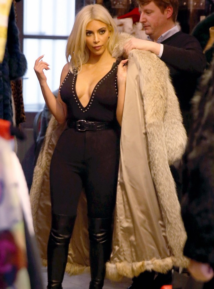kim-kardashian-north-take-some-selfies-before-bedtime-01